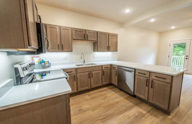 3 Bed / 2.5 Bath Townhome w/Deck, Walkout Finished Basement, 9' Ceilings, Quartz Tops, Stainless Appliances photos photos