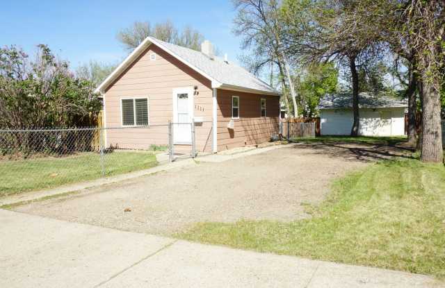 Cozy Home with 2-stall Shop/Garage and fenced yard photos photos
