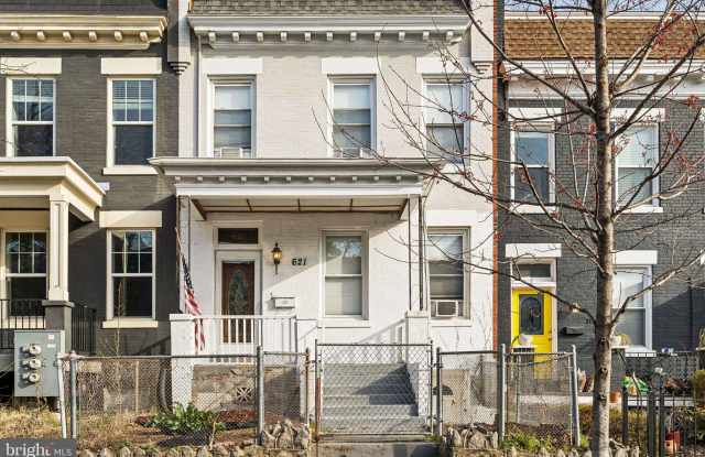 621 KENYON Street NW Gallery 4