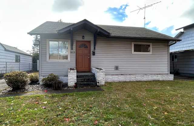 Updated Three Bedroom Close to Lake Sacajawea - 2819 Hemlock Street, Longview, WA 98632