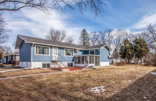 SPACIOUS 2 BEDROOM, ALL MAJOR UTILITIES INCLUDED! - 3114 Grove Ave, Ames, IA 50010 Gallery 1