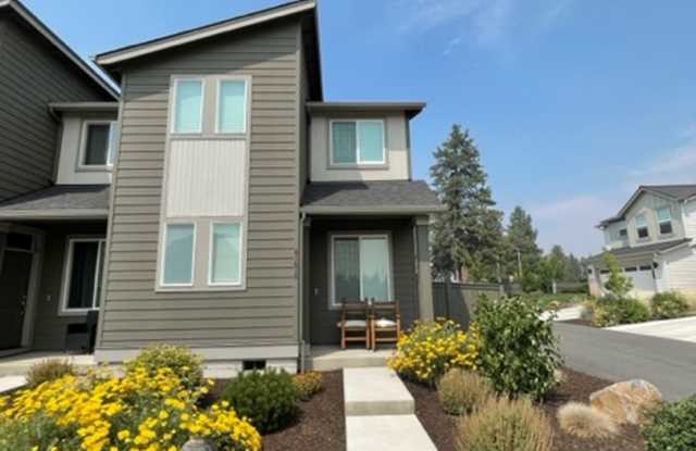Like new 3 bedroom townhome in SE Bend! - 61610 Southeast Depot Loop, Bend, OR 97702
