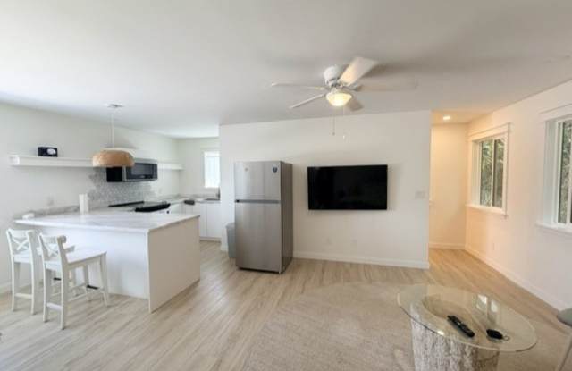 $3,000 Furnished 2-Bedroom + Den, 1-Bathroom Upstairs Duplex in Aiea photos photos