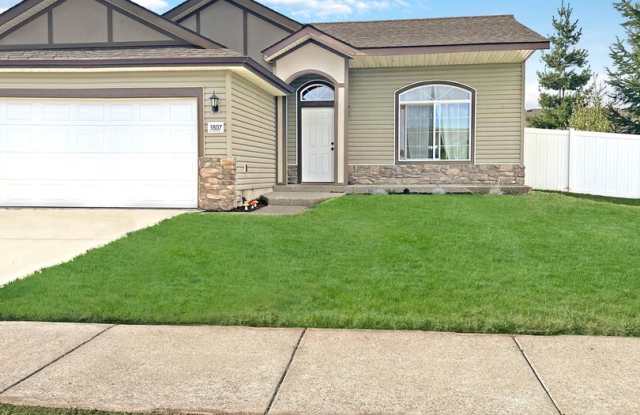 Charming and Modern 3-Bedroom House for Rent photos photos