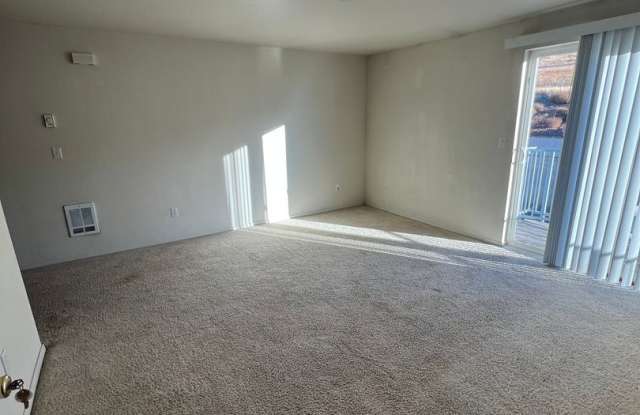 2 Bedroom, 1 Bath Apartment - Located near Sky Lakes and Oregon Tech! - 2025 North Eldorado Avenue, Klamath Falls, OR 97601