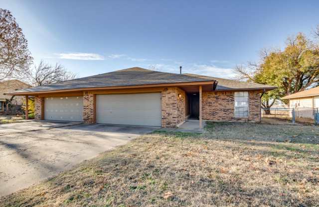 *MOVE IN SPECIAL* 2 Bed 2 Bath Duplex in Oklahoma City (See Contact Info Below) - 529 North Davis Avenue, Oklahoma City, OK 73127