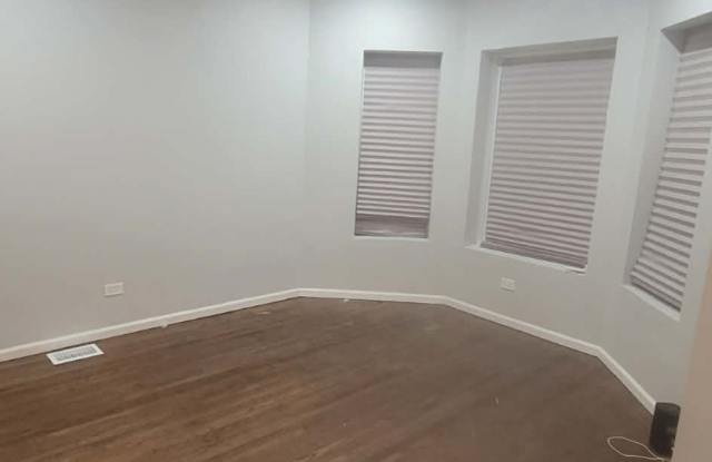 7123 South Rhodes Avenue Gallery 4