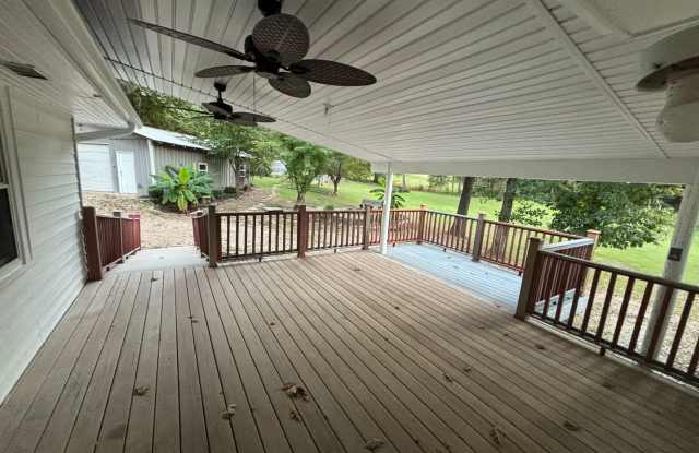 Country Living on 3 Acres – 5 Bed / 3 Bath Farmhouse in Springdale! Detached Garages/Shops Gallery 4