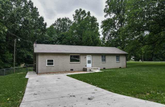 Pet Friendly Three Bedroom! - 814 Lutz Lane, Clarksville, TN 37042