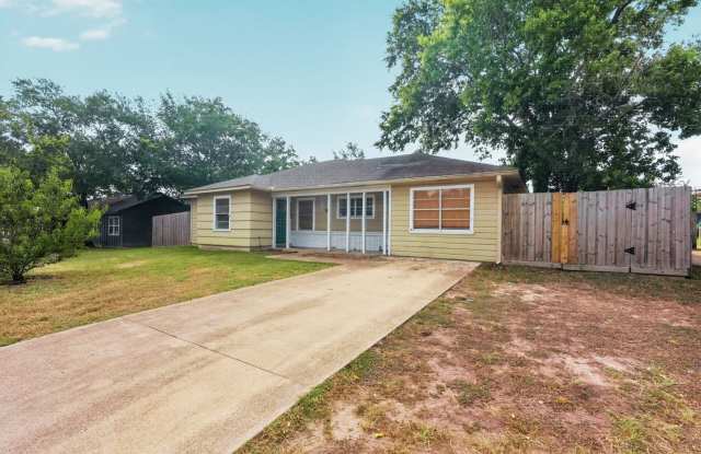 Charming 3 Bed / 2 Bath Home with Bonus Room – Fully Fenced Yard, Close to A&M! Gallery 3