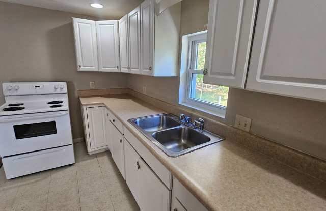 Upstairs 1 Bed 1 Bath Apartment for Rent in Bellville | 189 Markey St – Apt B Gallery 4