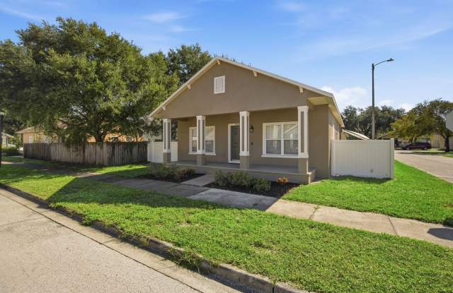 Seminole Heights 4-Bedroom Home with Fenced Yard & Community Amenities Gallery 4
