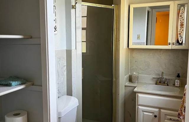 Room in 3 Bedroom Home in San Antonio Gallery 3