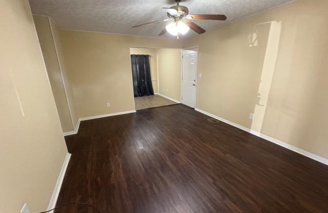 Updated 3BR Home with Hardwood Floors, Garage & Large Backyard – 508 Amor Pl, Vandalia – $1,400/mo Gallery 4