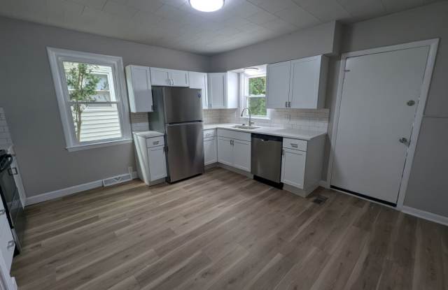 Remodeled 2-Bedroom and 1 Bathroom & Off-Street Parking Gallery 4