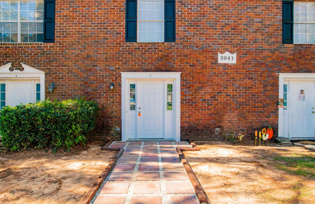 Conveniently Located Furnished Townhome in Central Pensacola photos photos