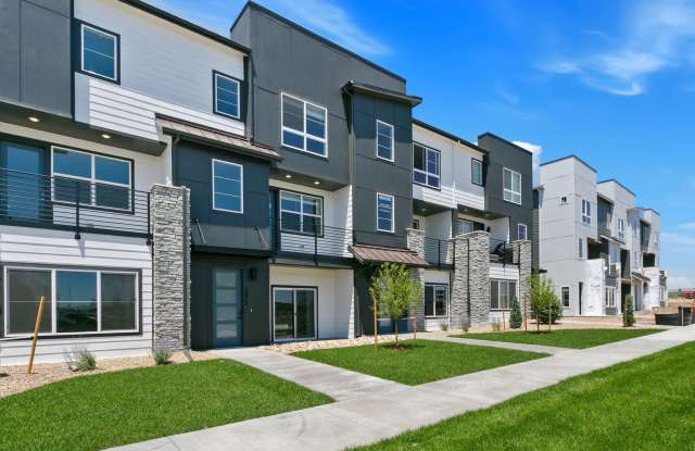 Newer 4 bed Townhome at The Commons at Victory Ridge! photos photos