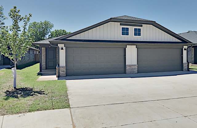 3 Bedroom 2 Bathroom 2 Car Garage Duplex in Great location close to the Broadway Extension and 8 minutes from downtown OKC photos photos