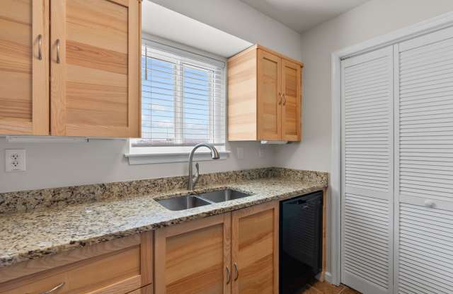 Beachfront 2BR/2BA Condo with Water Views in Norfolk – Water Included Gallery 4