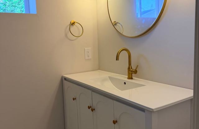 **HALF OFF OCTOBER RENT WITH A SIGNED ONE-YEAR LEASE AND PAID DEPOSIT** Gallery 4