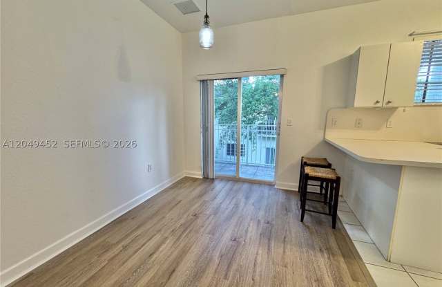 2728 NE 3rd Ct Gallery 4