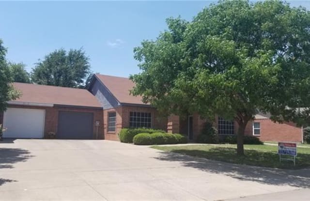 421 Oak Street - 421 Oak Street, Burleson, TX 76028