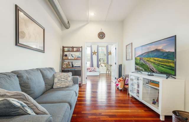 Stunning, Chic 2-Bedroom Apartment in the Heart of Old City photos photos