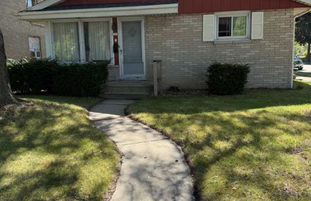 3BR SINGLE FAMILY HOME, YARD, GARAGE, FULL BASEMENT! GREAT HOME, VERY HANDY LOCATION! photos photos