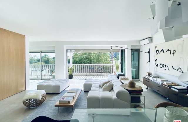 999 N Doheny Dr photos photos