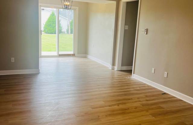 Available Now – Updated 3 Bedroom Tri-Plex Unit! photos photos
