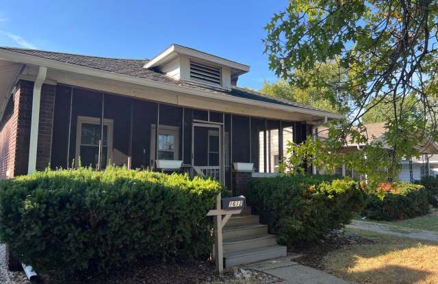 2BEDROOM 1 BATH FULL BASEMENT CLOSE TO EVERYTHING SPRINGFIELD!! - 1612 West Washington Street, Springfield, IL 62702