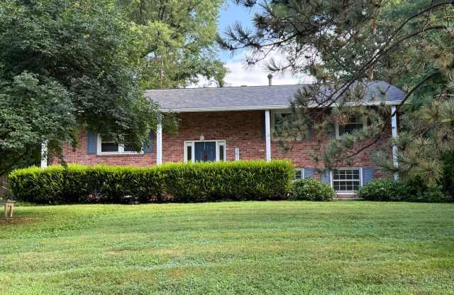 AVAILABLE NOW AUGUST 2025. MONTHLY RENT IS $2,800 photos photos