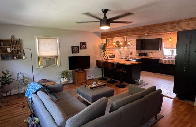 Beautifully Maintained 2 Bedroom Single Family Rental - Amesbury photos photos