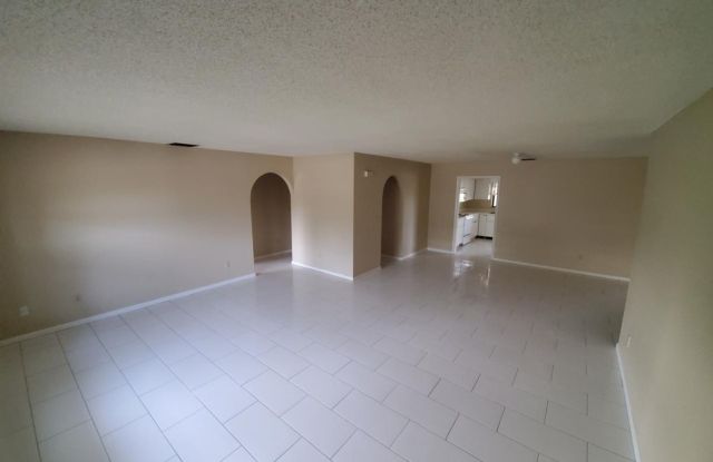 ***Spacious 3BR/2BA/2 Car Garage Home Fenced Yard*** Gallery 3