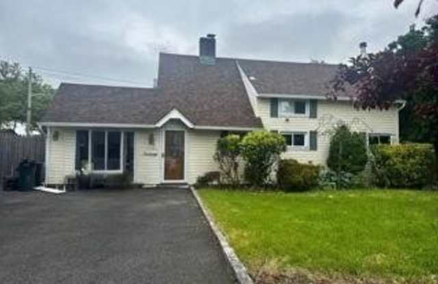 94 Hardy Lane - 94 Hardy Lane, Salisbury, NY 11590
