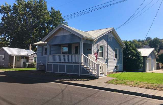 Charming 4-Bedroom Home with Office - 1904 Southeast Byers Place, Pendleton, OR 97801