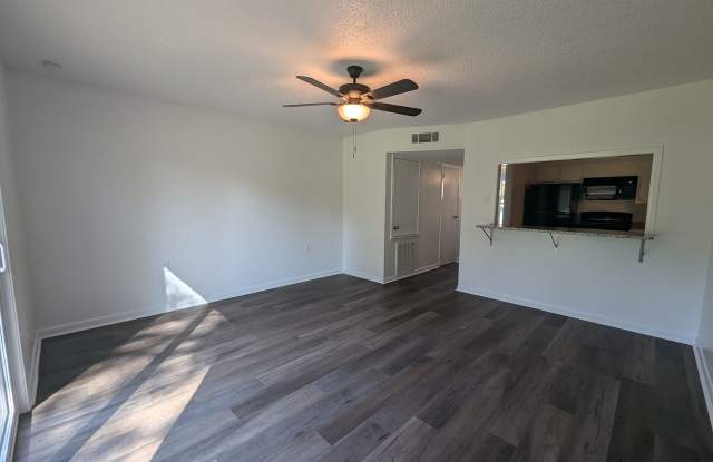 Newly Remodeled 2/1.5 Townhouse in Newport! Gallery 3