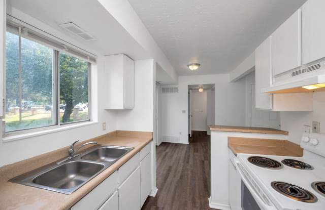 Spacious 4 Bed T/Home in SLC w 1 car attached garage Gallery 1
