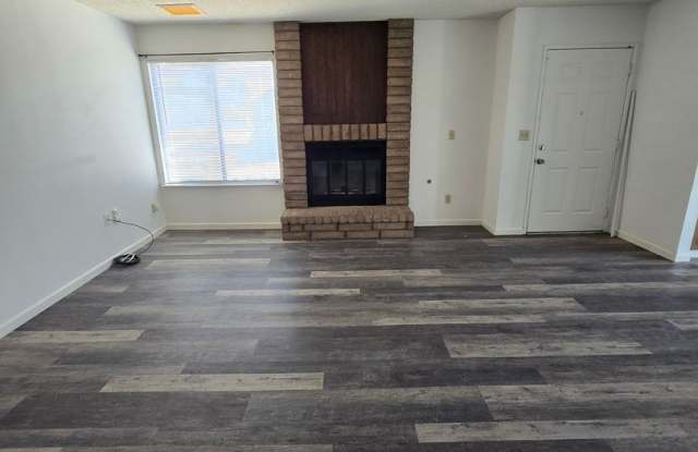 Comfy 3 bed 2 bath Gallery 3