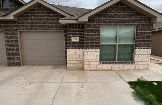 3 bedroom 2 bath 1 car garage Duplex on west 19th! - 2111 Langford Avenue, Lubbock, TX 79407