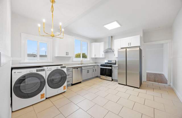 Stunning 2-Bed, 1-Bath Upper Unit in Longfellow/Temescal! photos photos