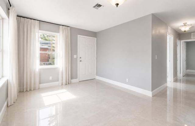 5605 Pinewood Avenue Gallery 4