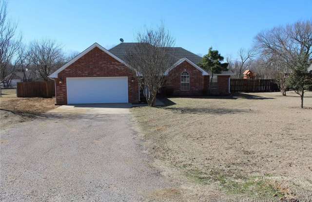 Outside Lovers Dream, 3/2 Large Fenced Yard - 303 Summit Circle, Bryan County, OK 74701