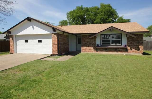 608 E Gee Street - 608 East Gee Street, Pilot Point, TX 76258