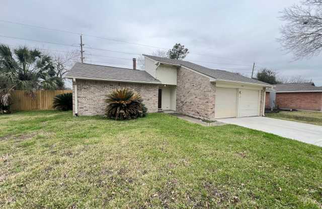 Stunning 3-Bedroom Home in Ragus Lake Estates – High Ceilings, Spacious Yard  More! - 1503 Vickery Dr, Sugar Land, TX 77498