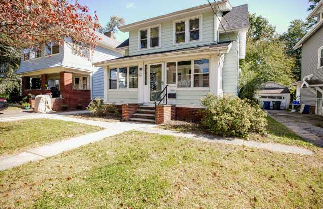 Spacious three bedroom home for rent with large back yard and two car garage on west end Gallery 3