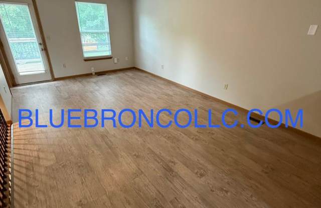 Gorgeous duplex in Raymore with a lot to offer along with new flooring. Gallery 2