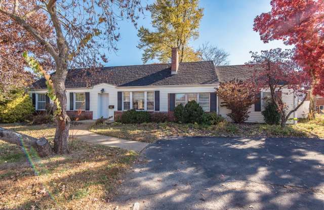 2348 South McKnight Road - 2348 South McKnight Road, Brentwood, MO 63144