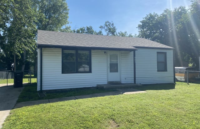 807 Choctaw - 807 Choctaw Avenue, Salina, KS 67401