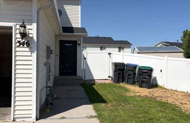 3 BEDROOM, 2.5 BATHROOM SOUTH PARK TWIN HOME WITH ATTACHED 2 CAR GARAGE photos photos
